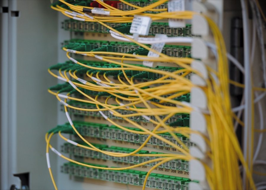 Detail optického rozvaděče s barevně rozlišenými patch kabely